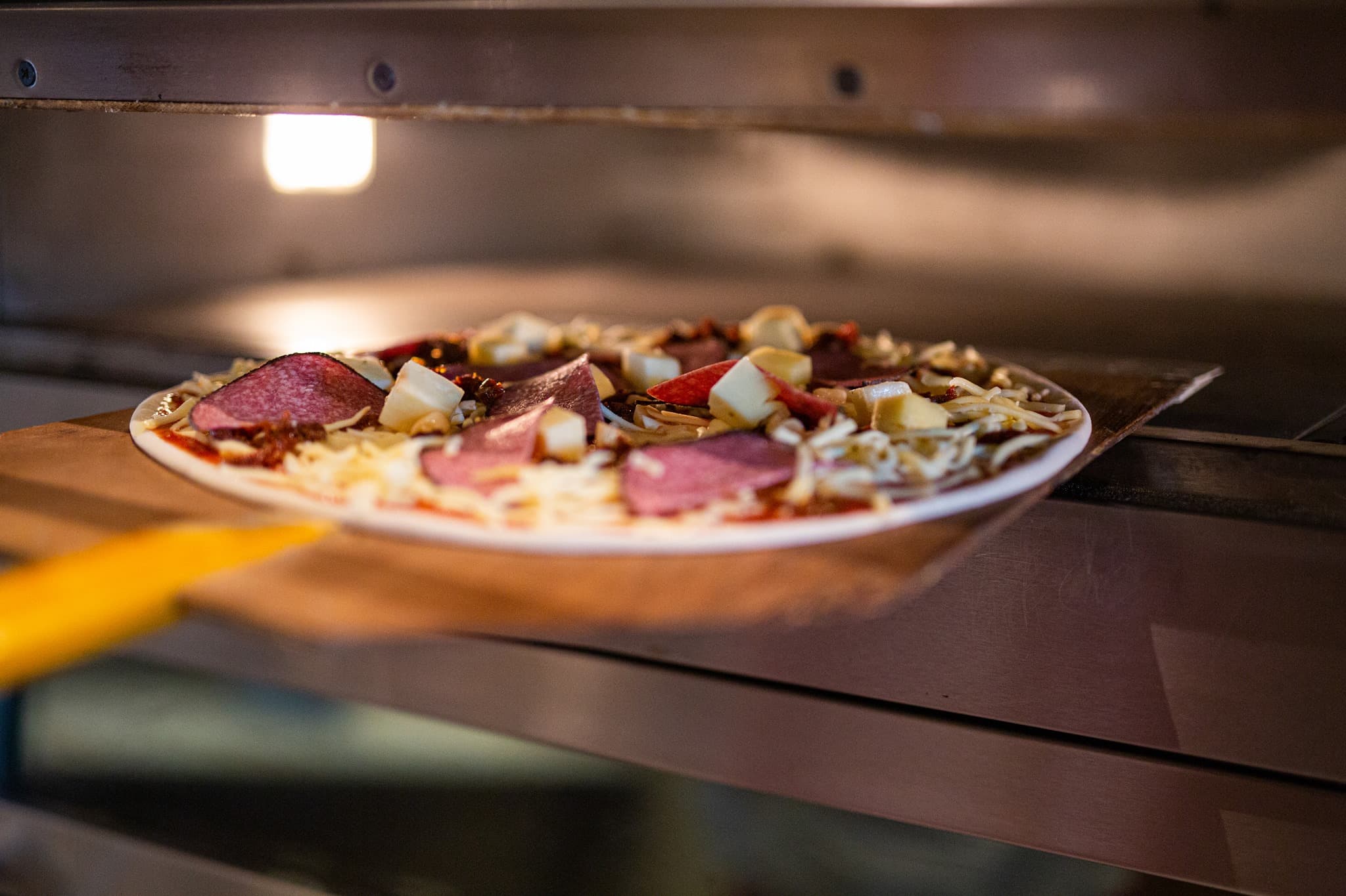 Nybakad pizza bakas i ugnen på Pizzeria Rimini i Motala